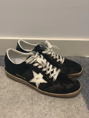 Golden goose ballstar - Använt ett par gånger, tvättar man de lär de se nästintill nya ut. Storlek 44 men skulle även passa 43