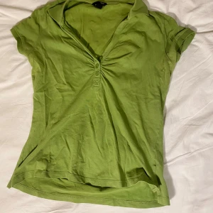 Supersöt pikétröja bomull tröja - Grön scrunch topp från gamla hm. Den är på riktigt så söt och jag älskar färgen så mycket. Modellen sitter superfint och matrialet är jätteskönt. 
