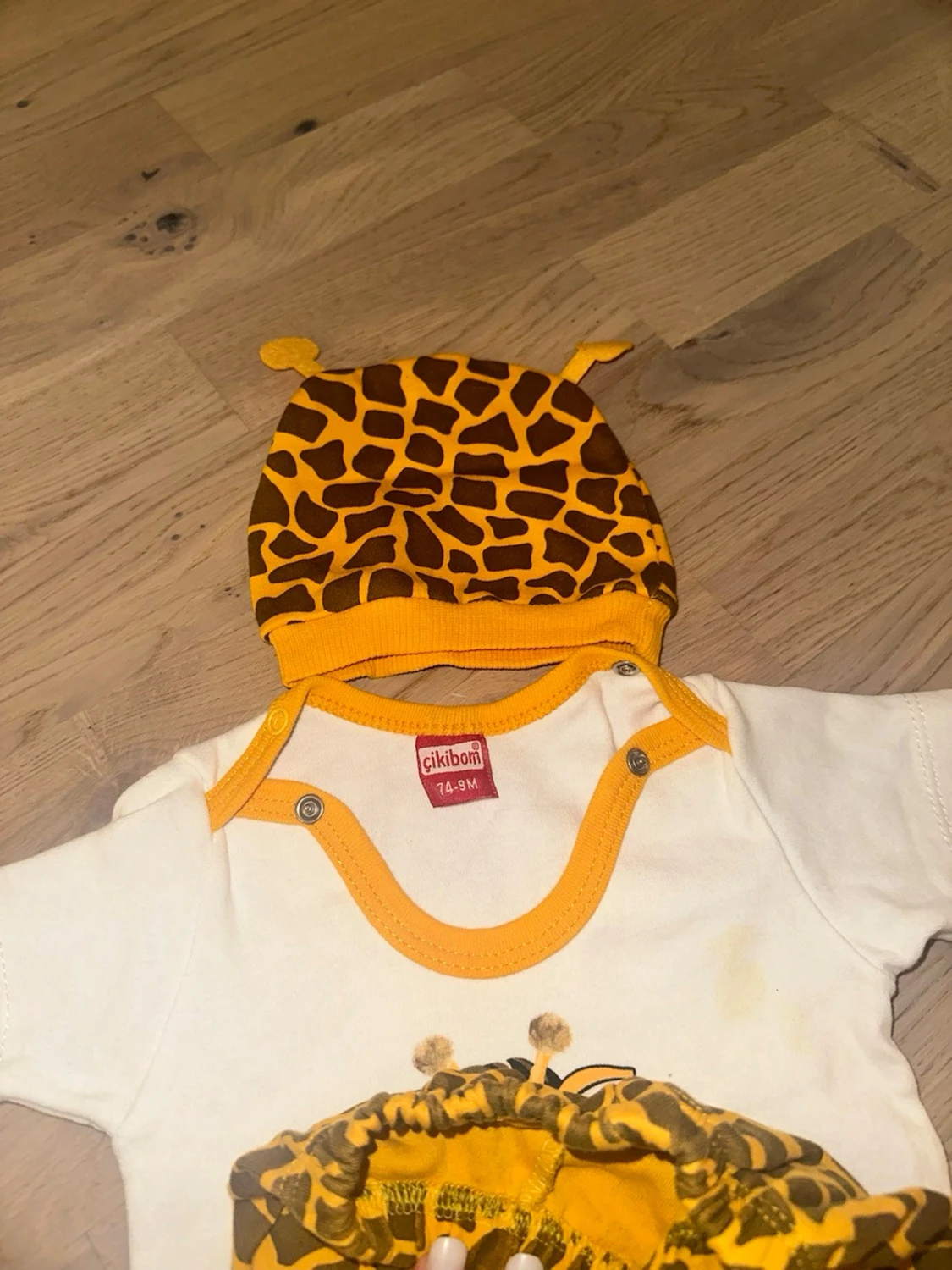 Gul och brun giraffmönstrad babyväst Giraff Set - Body, Byxor och Hatt - 2
