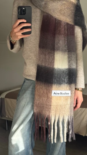 Acne Studios wool scarf - Acne Studios wool scarf in beige and grey tones with a classic check pattern. Approx. length: 200 cm Unused, with tag still attached. Soft, warm and lightweight – suitable for everyday wear or formal styling. 