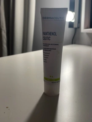 Dermaceutic Panthenol Ceutic ansiktskräm - Panthenol Ceutic från Dermaceutic är en vit tub med grön detalj, innehåller 30g. Krämen är berikad med 5% panthenol, 1% bisabolol, sheasmör, bivax och vitamin E. Perfekt för att återfukta och lugna känslig eller mycket torr hud. Tillverkad i Frankrike och parfymfri.
