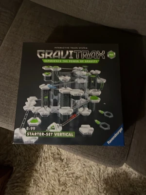 Gravitrax - Bilderna visar ett GraviTrax Pro Starter-Set Vertical från Ravensburger, men ingen väst eller liknande plagg syns på bilderna.