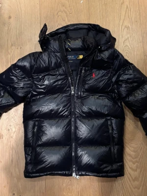 The Gorham Glossed Down Jacket ralph lauren - The Gorham Glossed Down Jacket. Aldrig använd. Qr kod finns i jackan som visar att den är äkta.Färgen är lite otydlig på bilden men är  Marinblå. Köpte den och var fel strl och kunde inte lämna tillbaka. Ordinarie pris 6695kr. Strl S.