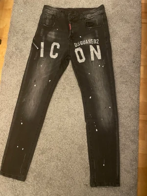 Dsquared2 jeans, kom med bud - Ett par schysta dsq2 jeans sitter bra, inga skador eller liknande, sköna och fina, vet inte riktigt storlek