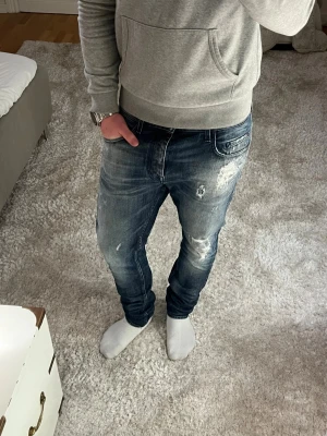 Tiger of Sweden jeans  - Tiger of Sweden jeans med slitningar | skick 9/10 | Storlek 32/34| Pris - 599kr | Modellen är ca 179cm lång | Hör av dig vid minsta fråga eller fundering!!