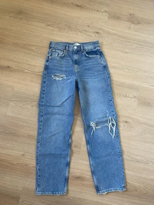 Jeans Gina Tricot - Blå jeans från Gina Tricot i deras premium collection. Utmärkt skick! Kolla gärna in mina andra annonser och köp gärna bundle, då kan vi komma överens om ett bra paketpris💗Finns möjlighet till gratis frakt! 