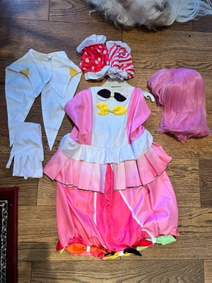 Emu cosplay - Endast använd en gång hemma. Vissa saker saknas, som strumpor, armband (jag gjorde ett eget som ingår som ersättning), axelbanden till klänningen. Peruk ingår men är lite klippt/stylad (se bild). 