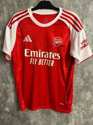 Arsenal matchtröja Saka 7 - XL - Arsenal Saka 25/26, storlek XL. Tröjan är ny men saknar etikett/tag.