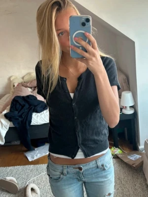 Grå kortärmad kofta - Så fin mörkgrå kortärmad kofta från h&m men köpte på vinted. Inga synliga defekter!☺️☺️