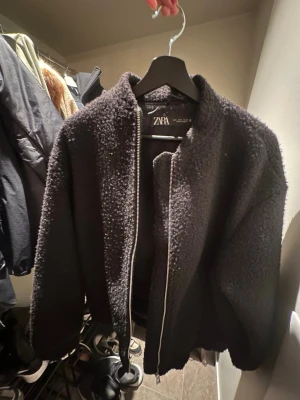 Svart teddyjacka från Zara - Mysig svart teddyjacka/ bomberjacka från Zara 