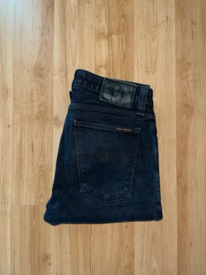 Nudie Jeans - Snygga jeans från Nudie Jeans i modell Skinny Lin. Modellen är smal och sitter tight längs benen. Jeansen är gjorda i stretchigt denim för extra komfort. JAG SKICKAR EJ FLER BILDER NÄR JAG BÄR JEANSEN! för bättre inblick i passformen rekommenderar jag att googla på modellnamnet. För storleksguide kolla måtten noggrant då jeansen alltid kan vara uppsydda heller krympta och jag ej tar emot returer :) s5,3