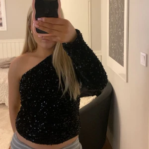 Oneshoulder tröja - Jättefin paljett tröja från Nelly! använd en gång 🥰