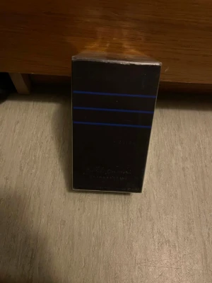 Baldessarini Secret Mission parfym - Upptäck Baldessarini Secret Mission – en stilren parfym i 100 ml för dig som gillar exklusiva dofter. Tillverkad i Tyskland. Ingredienser: Alcohol, Parfum, Aqua, Ethylhexyl Methoxycinnamate, Butyl Methoxydibenzoylmethane, Ethylhexyl Salicylate.