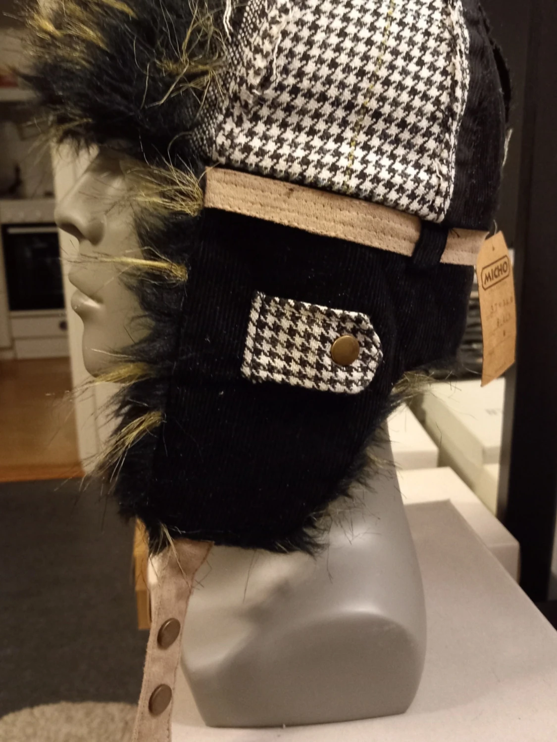 Svart och beige pälsmössa med hundtandsmönster - Storlek S - 2