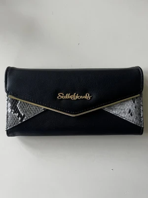 Plånbok - Plånbok med många fack där allt får plats😍knappt använd 