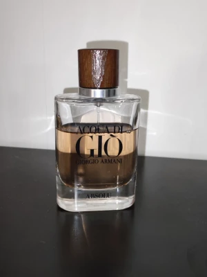 Acqua di Giò Absolu parfym, 50ml kvar av 75ml flaska - Stilren Eau de Parfum från Giorgio Armani, Acqua di Giò Absolu. Flaskan har ca 50 ml kvar,flaskan är 75ml. Originalförpackning ej kvar. 