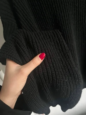 Stickad tröja - Svart stickad tröja från Glamorous, köpt på NAKD. Lite nopprig, men går kanske att dra bort dem.