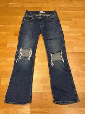 Lågmidjade jeans  - Lågmidjade jeans, hål. Bekväma