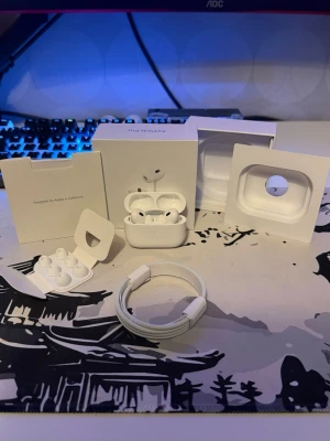 AirPods Pro 2 - Säljer ett par AirPods Pro 2 med originalförpackning, extra öronkuddar och laddningskabel. Hörlurarna är i mycket gott skick utan repor. Aktiv brusreducering och trådlös laddning. Perfekt för musik, samtal och träning