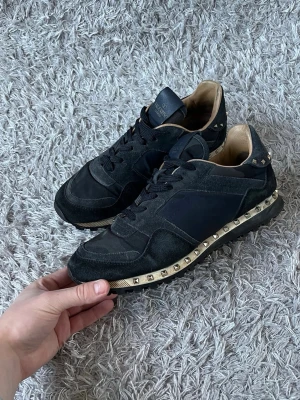 Valentino Rockrunner  - Säljer ett par sköna Rockrunners perfekt till vintern! | De är i fint skick förekommer något tecken på användning som kan ses på bilderna inget som syns direkt eller påverkan använding! | Storlek 40. | Ställ gärna frågor innan du köper!