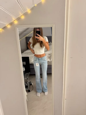 Low waist jeans - Helt nya, storlek 32. Prislapp finns kvar. Pris 399:- vid frågor kontakta mig 🫶🏽
