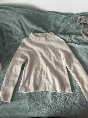 Beige stickad tröja från Wera - Säljer denna superfina stickade tröjan från Wera🩷 Mycket bra kvalitet, använd 1-2 gånger bara. Storlek S men sitter som XS