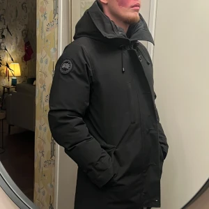 Canada Goose black label Chateau - Bra skick. Päls och kvitto finns. Nypris 13 000kr