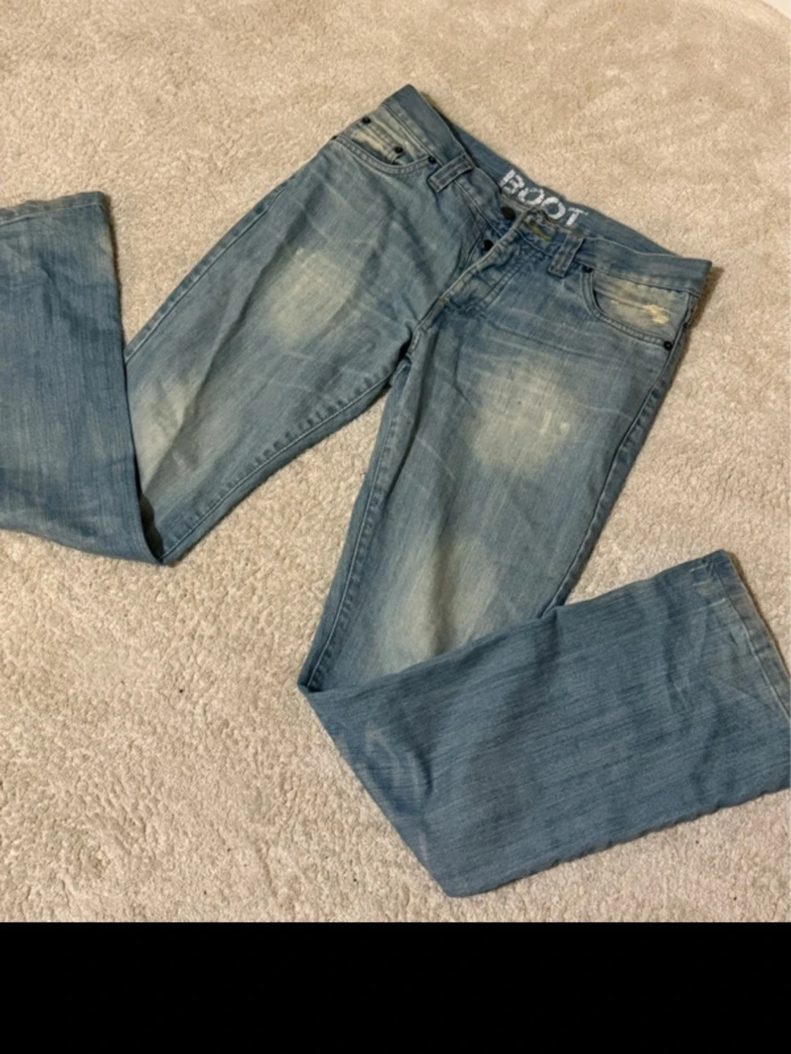 Bootcut ljusblå jeans med slitningar - 5