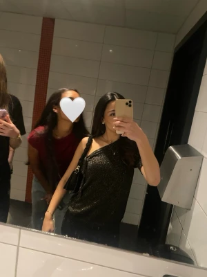 Svart  oneshoulder topp - Super söt!