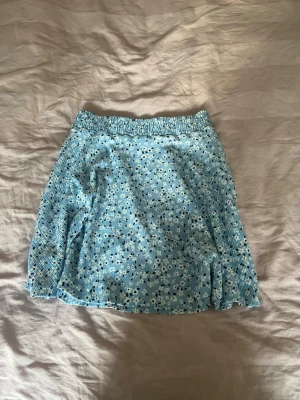 Blå blommig kjol 157 - Säljer rn blå kjol med blommor  i storlek XS/S från lager 157. Pris kan diskuteras!💙