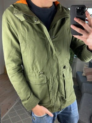 Olivgrön jacka  - Perfekt att kombinera med hoodie, simpel och stilren! Inga defekter, skriv vid fundering🙌 A:50 B:48 C:50 D:70 (cm) 😇