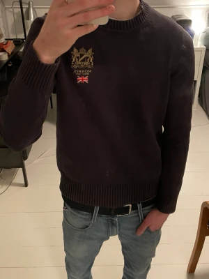 Morris tröja  - Säljer en mörkblå/grå stickad tröja från Morris i storlek S ⚜️ | OBS! Den är mindre i passform än andra tröjor och passar därmed också XS | Den har inga defekter förutom lappen inuti som sitter lite lös | Priset är icke hugget i sten och är öppen för frågor! 