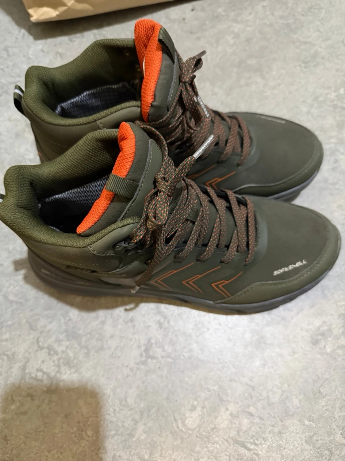 Gröna lumberjack kängor med orange detaljer