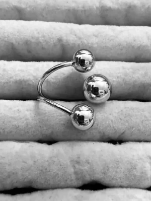 Silverfärgad ring - Alla som köper minst två ringar får en slumpmässig vald ring på köpet. Vid köp över tre ringar får man välja ringen som kommer på köpet🛍️