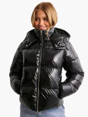 Svart glansig pufferjacka med huva - Säljer den populära jackan från Nelly i svart! Den är glansig med huva och dragkedja framtill. Passar dig som vill ha en trendig och varm jacka. Har använt den en vinter och har inga skador! 