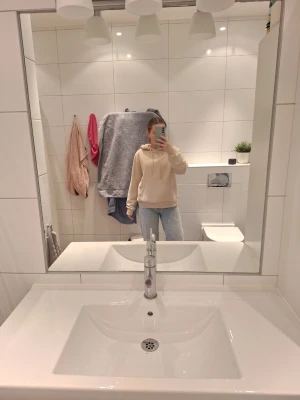 Beige trendig hoodie från NA-KD - Snygg beige hoodie i storlek S. Perfekt under hösten och vintern eller under sommarens kallare dagar. Väldigt mysig och varm. 
