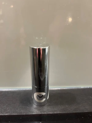 caia bb stick 50W💗💕💕 - pris kan diskuteras !! säljer då den inte kommer till användning 🩷🩷 BB Stick från CAIA Cosmetics i nyansen 50W. Kommer i en smidig stickform med metalliskt silverfärgat hölje och tydlig logga. Färgen är varm beige och passar för enkel applicering direkt på huden. Perfekt för dig som vill ha en naturlig bas.