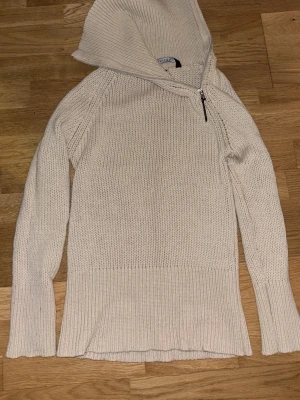 Vintage Beige stickad tröja från Vailent - Stickad tröja från Vailent mer halfzip och sned dragkedja i storlek s 