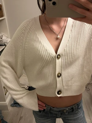 Vit kofta från Monki💞💞💞 - Säljer en vit croppad kofta från Monki i storlek XXS. Koftan är stickad och har v-ringning!! Är gammal och går inte att få tag i och köptes för 550 🥰🥰