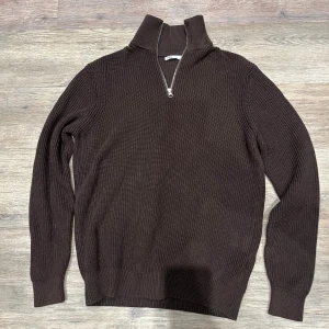 Brun stickad tröja med half zip från Zara - Brun halv zip från Zara, Storlek M