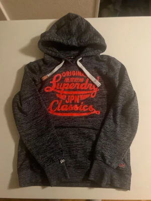 Superdry hoodie S/XS  - Superdry hoodie i mörkgrå färg. I helt perfekt skick som ny. Storlek XS/S passar 166-176cm lång. Pris 368 kr Kolla även in mina andra annonser för mer snygga kläder och rabatt vid köp av flera 😃