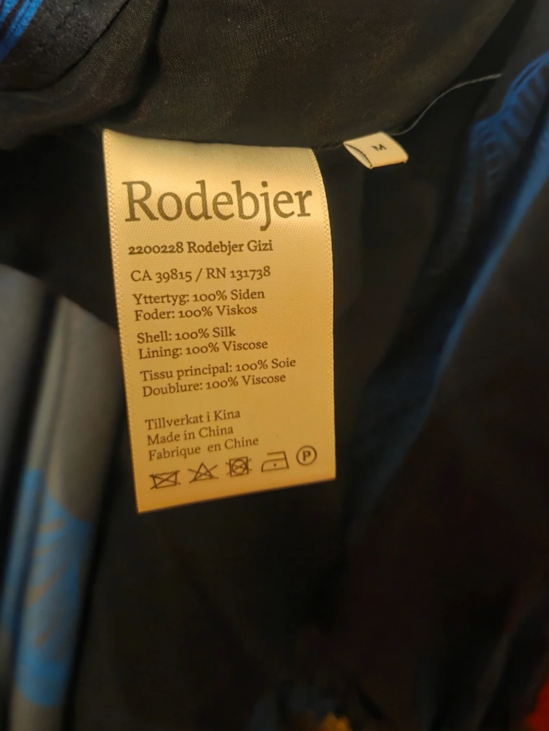 Mörkblå långklänning med insektsmönster - 6