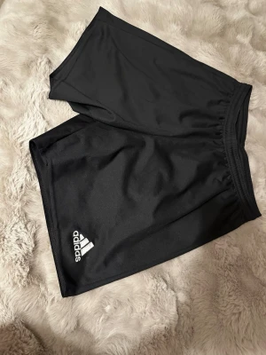 Tränings shorts adidas - Bra skick träningsshorts/fotbolls shorts