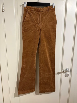 Orangea manchesterbyxor - Det är lite stretchiga och med medel/hög midja. 