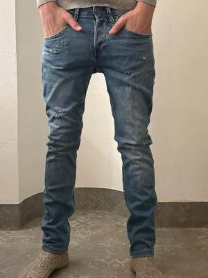 Blå slim jeans från Garcia - Jag säljer ett par feta slim jeans från garcia. Slitningar är gjorda själv blev ganska fet. Modellen är 184 och väger 72 och byxorna är ganska små. Orginalpris är ca 800kr. Hör av dig vid funderingar. 