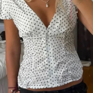 Vit prickig blus med v-ringning - Supersöt vit blus💕