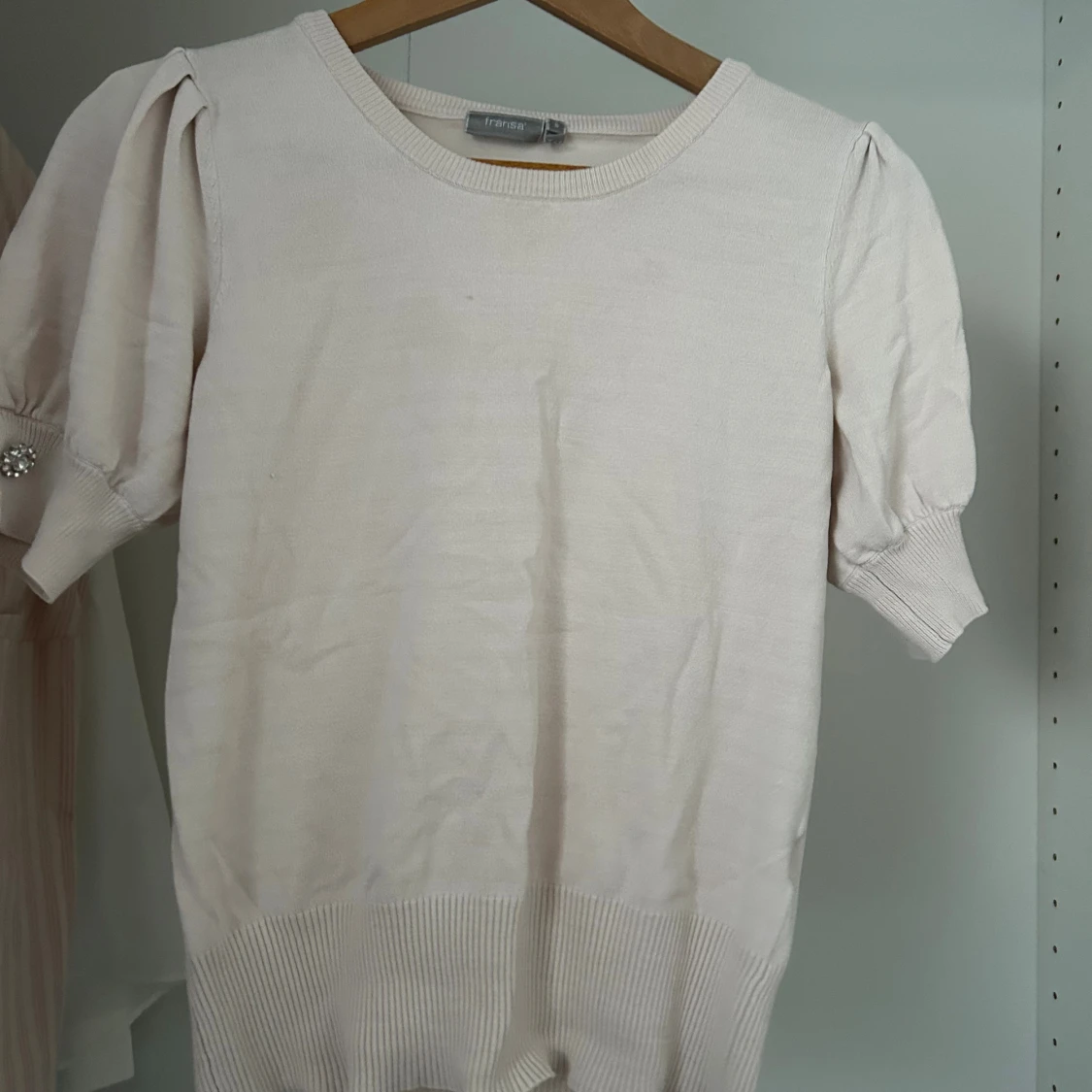 Ljusbeige stickad topp från Fransa