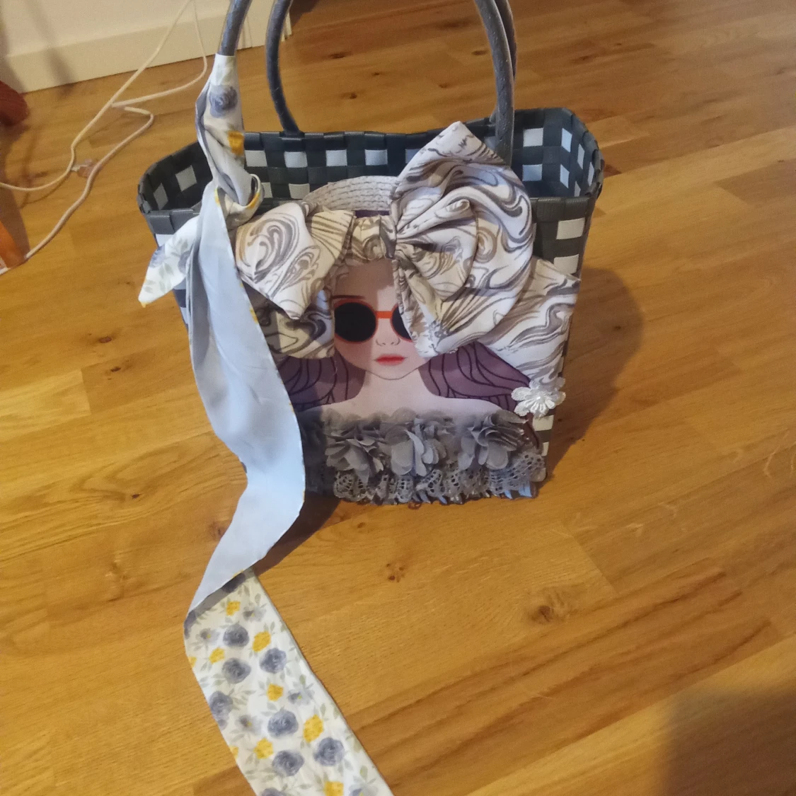 Svartvit shoppingväska med rosett och blommor - 1