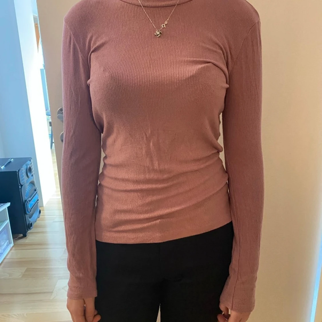 Rosa ribbad långärmad topp med öppen rygg