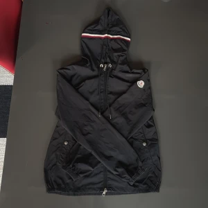 Moncler Grimpeurs Windbreaker - Tja! Säljer nu en fet windbreaker ifrån Moncler. Den är i storlek S och passar perfekt till många outfits. Nypris ligger på ca. 7500kr och skulle säga att denna är i 9/10 i skick. Original påse och även original lapparna kommer med. Den har en stilren luva med ett mönster av Mörkblå, Röd och Vit vilket är Monclers originella färger. Fungerar prefekt för regn då den är vattentät men även perfekt för vind. Hör av er vid frågor och priset kan sänkas vid snabb affär!😌
